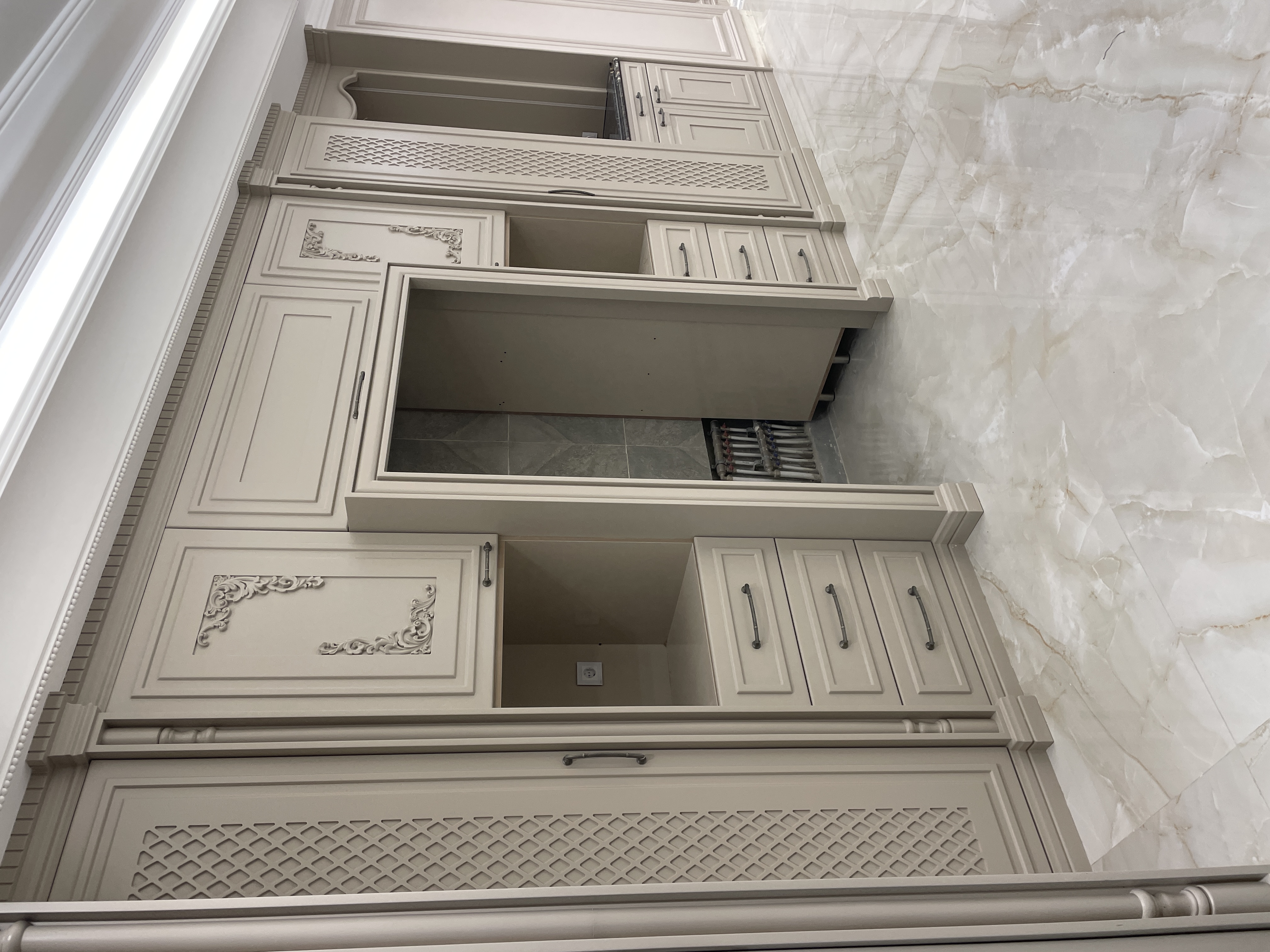 کابینت کلاسیک با تزیینات منبت